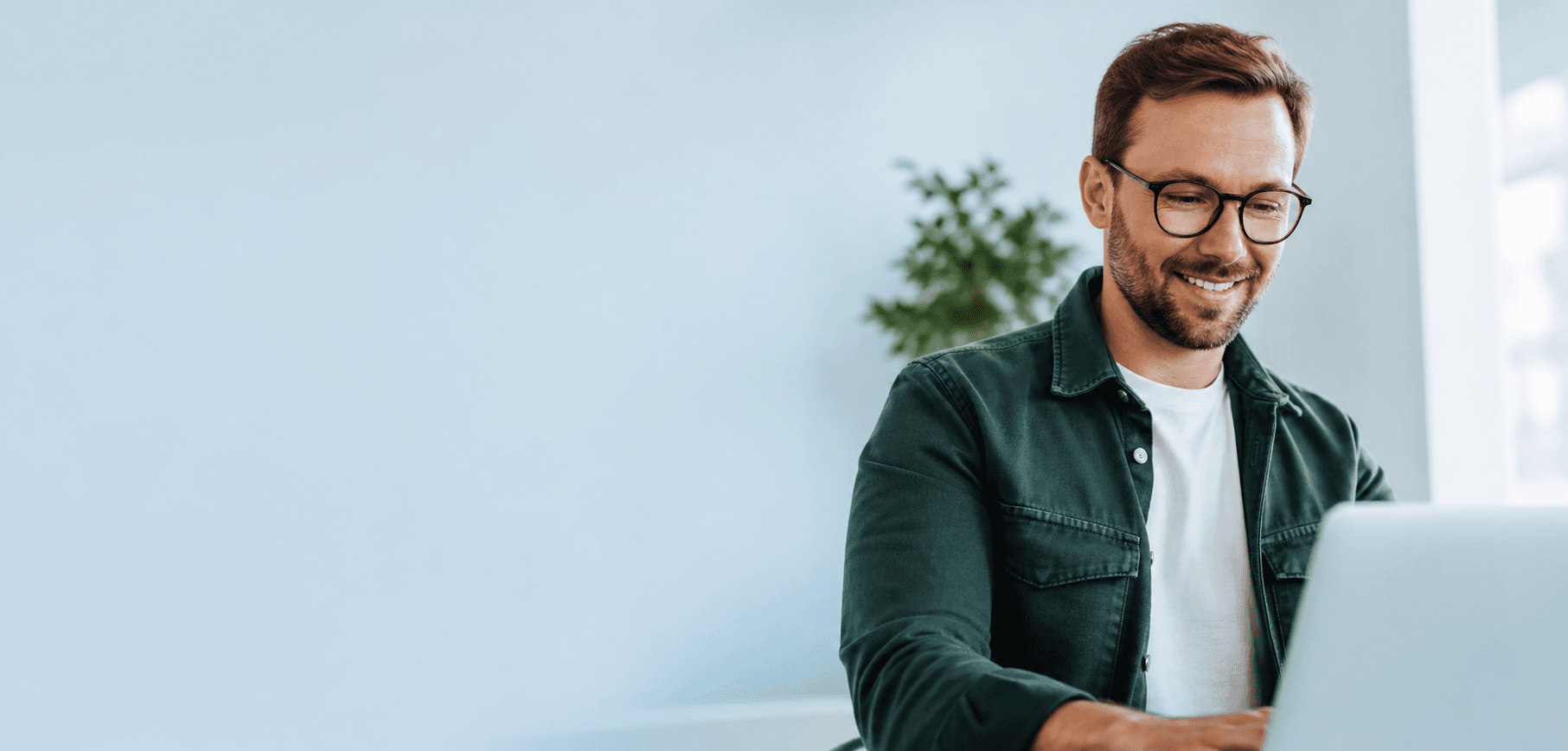 Dirigeant d’entreprise travaillant sur son ordinateur